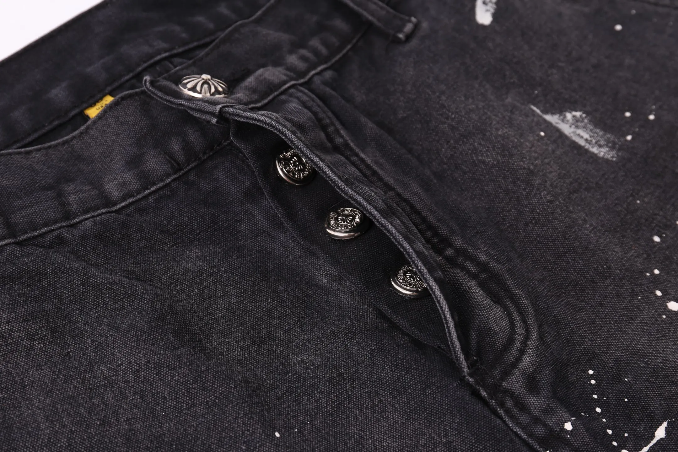P240 Style No.: H893 GALLERY DEPT. & 𝐂𝐡𝐫𝐨𝐦𝐞 𝐇𝐞𝐚𝐫𝐭 Croxin co-branded ss25 wood splash ink hand-painted stitching multi-pocket micro-flared denim shorts. Styles with different washed textures are very friendly to people with thin legs. The micro-flared version perfectly modifies the leg shape. The timeless and moderate length makes it easy to match and match. It is the basis for various styles and is a must-have in your wardrobe! The fabric is stiff but also makes the upper body soft without losing texture. The washing process is even more perfect. It is a must-have item for everyone! ! ! Washed wheat, hang tag, pants label, three labels complete Color: black Size: 28-30-32-34-36